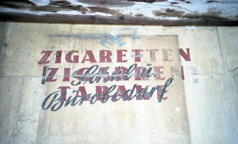 Dresden-Pieschen, Wurzener Str.-Ecke Rehefelder Str., 29.10.1995 (2).jpg - Schul- u. Bürobedarf (in Schwarz) / darunter: Zigaretten, Zigarren, Tabake (in Rot)